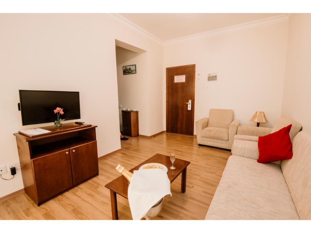 Sammy'S Hotel 키레니아 외부 사진